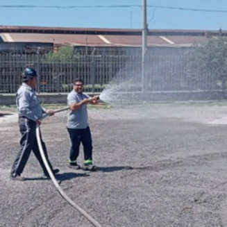 Combate contra incendios (uso y manejo de mangueras o hidrantes)