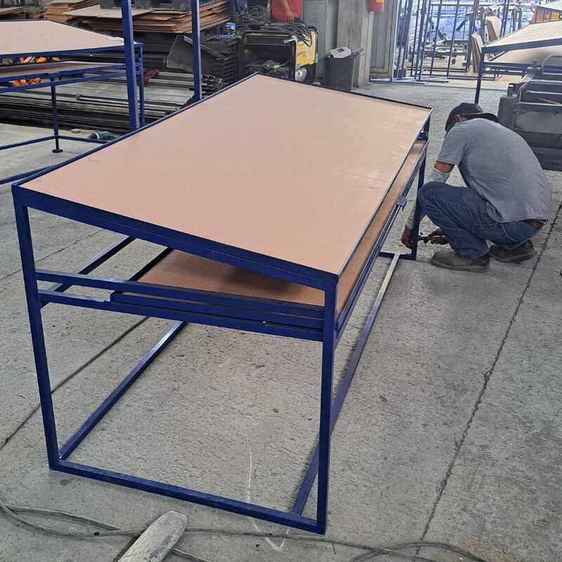 Fabricación y suministro de mesas de trabajo.